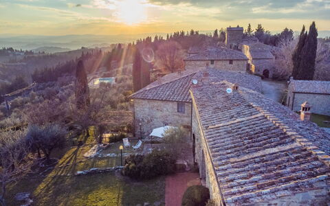Casa Patrizia: Cielo, Costruzione, Nube, Pianta, Portico, Legna, Shade, Finestra, Albero, Casa