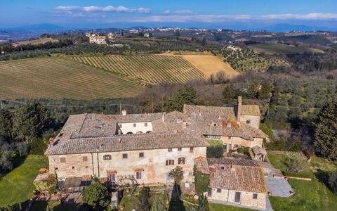 Il Convento: Nube, Cielo, Legna, Pianta, Pavimento, Mobili Da Esterno, Pavimentazione, Shade, Sedia, Latifoglie