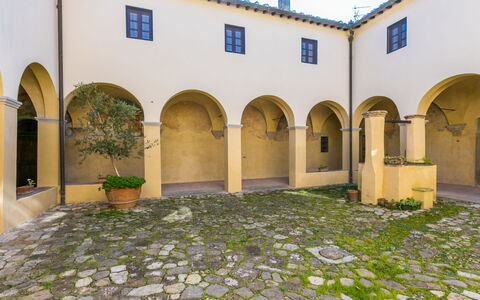 Il Convento: Nube, Cielo, Legna, Pianta, Pavimento, Mobili Da Esterno, Pavimentazione, Shade, Sedia, Latifoglie