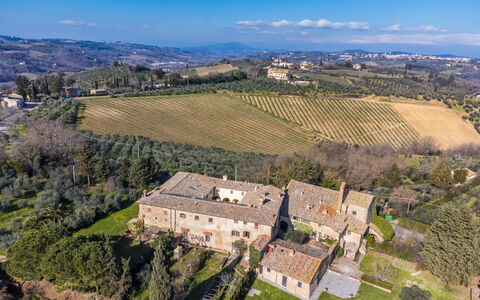 Il Convento: Nube, Cielo, Legna, Pianta, Pavimento, Mobili Da Esterno, Pavimentazione, Shade, Sedia, Latifoglie