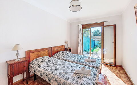 Provence Parc: Letto, Camera Da Letto, Mobilia, Lenzuolo, Pavimento, Pavimentazione, Interior Design, Bedding, Biancheria, Telaio Del Letto