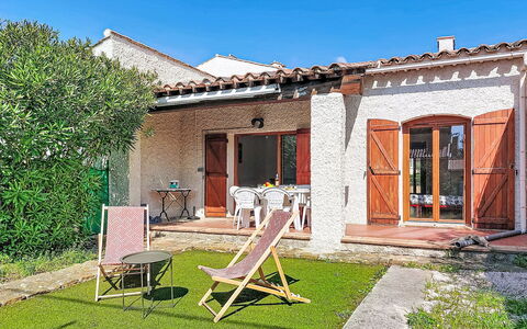 Provence Parc: Porta, Villetta, Giardino, Backyard, Cortile, Estate, Landscaping, Sedia, Mobili Da Esterno, Agriturismo