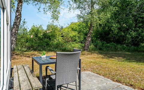 Elenor - 300M from the Sea: Villetta, Backyard, Cortile, Edifici Giardino, Capannone, Raccordo, Mobili Da Esterno, Log Cabin, Struttura Esterna, Baracca
