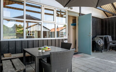 Elenor - 300M from the Sea: Villetta, Backyard, Cortile, Edifici Giardino, Capannone, Raccordo, Mobili Da Esterno, Log Cabin, Struttura Esterna, Baracca