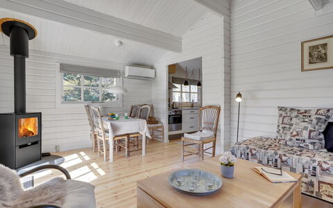 Freyja - 800M from the Sea: Tetto, Casa, Casa, Villetta, Porta, Raccordo, Deck, Portico, Plank, Latifoglie