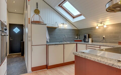Tican - 400M from the Sea: Cucina, Pavimentazione, Interior Design, Controsoffitto, Pavimento, Legna, Soffitto, Lampada, Mobilia, Apparecchio Major