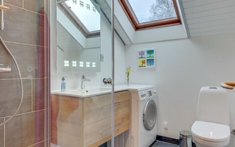 Tican - 400M from the Sea: Pavimentazione, Interior Design, Pavimento, Idraulico Fixture, Legna, Soffitto, Bagno, Lavatrice, Rubinetto, Idraulico