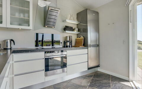 Helena - 250M from the Sea: Cucina, Elettrodomestico Da Cucina, Pavimentazione, Controsoffitto, Interior Design, Mobilia, Cabinetry, Apparecchio Major, Elettrodomestico, Pavimento