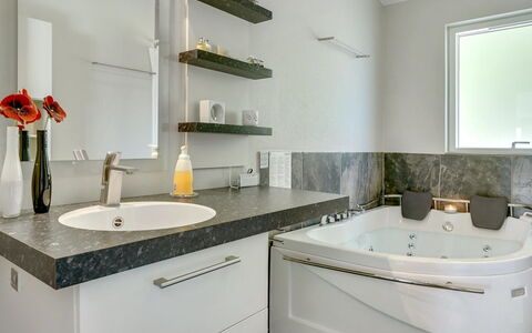 Helena - 250M from the Sea: Bagno, Idraulico Fixture, Interior Design, Pavimentazione, Vasca Da Bagno, Lavello, Rubinetto, Pavimento, Controsoffitto, Lavandino Del Bagno
