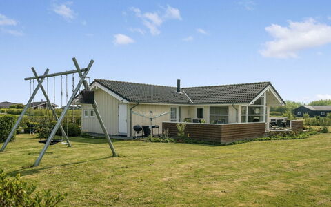 Reimer - 700M from the Sea: Zona Residenziale, Tetto, Sobborgo, Driveway, Estate, Camino