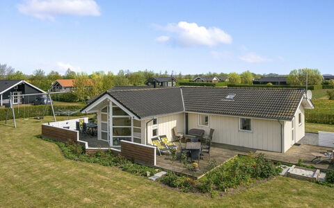Reimer - 700M from the Sea: Zona Residenziale, Tetto, Sobborgo, Driveway, Estate, Camino