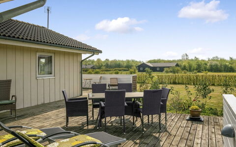 Reimer - 700M from the Sea: Zona Residenziale, Tetto, Sobborgo, Driveway, Estate, Camino