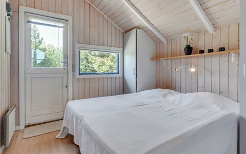 Jarmericus - 300M from the Sea: Legna, Soffitto, Pavimentazione, Pavimento, Camera Da Letto, Casa, Plank, Latifoglie, Letto, Color Legno