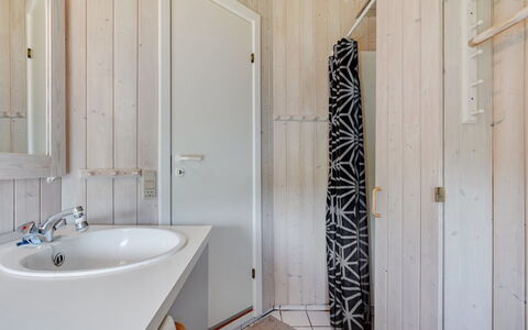 Jarmericus - 300M from the Sea: Parete, Pavimentazione, Idraulico Fixture, Legna, Pavimento, Bagno, Lavandino Del Bagno, Interior Design, Lavello, Mobiletto Del Bagno