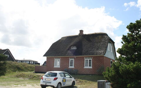 Liselott - 300M from the Sea: Tetto, Casa, Casa, Villetta, Porta, Raccordo, Deck, Portico, Plank, Latifoglie