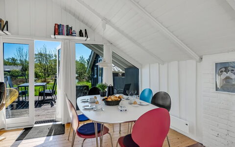 Maxie - 1.2Km from the Sea: Tetto, Casa, Casa, Villetta, Porta, Raccordo, Deck, Portico, Plank, Latifoglie