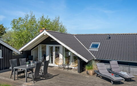 Maxie - 1.2Km from the Sea: Tetto, Casa, Casa, Villetta, Porta, Raccordo, Deck, Portico, Plank, Latifoglie