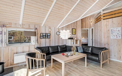 Germaine - 1.2Km from the Sea: Tetto, Casa, Casa, Villetta, Porta, Raccordo, Deck, Portico, Plank, Latifoglie