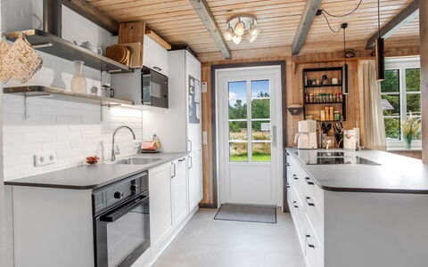 Hakun - 4Km from the Sea: Cucina, Controsoffitto, Cabinetry, Legna, Elettrodomestico Da Cucina, Mobilia, Interior Design, Apparecchio Major, Pavimentazione, Soffitto