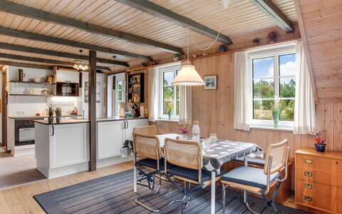 Hakun - 4Km from the Sea: Legna, Mobilia, Soffitto, Interior Design, Cucina & Sala Da Pranzo Tavolo, Casa, Sedia, Villetta, Porta, Sala Da Pranzo