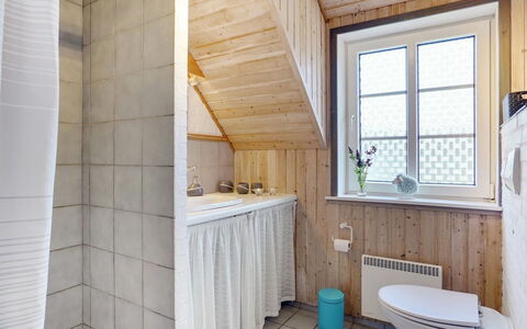 Hakun - 4Km from the Sea: Parete, Pavimentazione, Idraulico Fixture, Legna, Pavimento, Interior Design, Bagno, Rubinetto, Idraulico, Soffitto