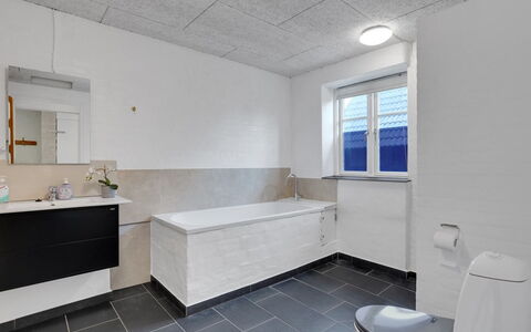 Henrieta - 4Km from the Sea: Pavimentazione, Parete, Idraulico Fixture, Pavimento, Soffitto, Interior Design, Lavello, Bagno, Rubinetto, Idraulico