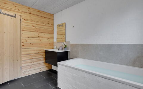 Henrieta - 4Km from the Sea: Pavimentazione, Legna, Pavimento, Idraulico Fixture, Lavello, Rubinetto, Soffitto, Bagno, Plank, Piastrella