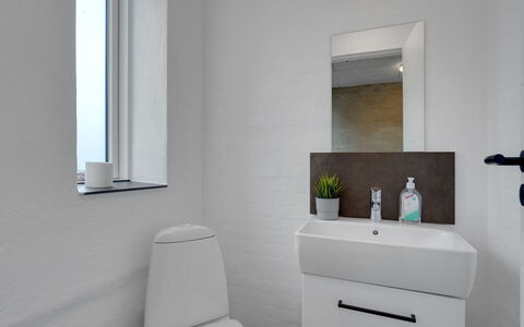 Henrieta - 4Km from the Sea: Bagno, Idraulico Fixture, Parete, Interior Design, Pavimentazione, Pavimento, Gabinetto, Lavandino Del Bagno, Lavello, Toilet Seat