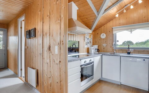 Bryniulf - 1.8Km from the Sea: Cucina, Legna, Soffitto, Pavimentazione, Interior Design, Controsoffitto, Casa, Elettrodomestico Da Cucina, Pavimento, Cabinetry