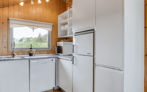 Bryniulf - 1.8Km from the Sea: Cucina, Elettrodomestico Da Cucina, Apparecchio Major, Legna, Interior Design, Pavimentazione, Controsoffitto, Soffitto, Pavimento, Elettrodomestico