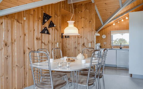 Bryniulf - 1.8Km from the Sea: Lampada, Legna, Soffitto, Interior Design, Illuminazione, Mobilia, Casa, Camera, Cucina & Sala Da Pranzo Tavolo, Cucina