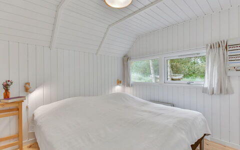 Merta: Legna, Pavimentazione, Soffitto, Camera Da Letto, Pavimento, Interior Design, Letto, Lenzuolo, Illuminazione, Bedding