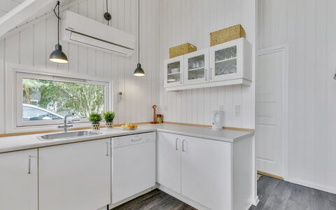 Merta: Pavimentazione, Legna, Interior Design, Cucina, Pavimento, Controsoffitto, Soffitto, Cabinetry, Camera, Rubinetto