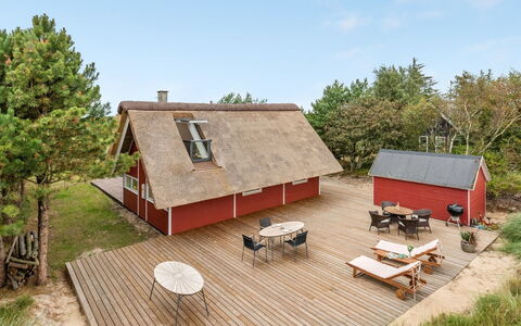 Merta: Arbusto, Urban Design, Groundcover, Brick, Appartamento, Estate, Muratura, Balcone, Landscaping