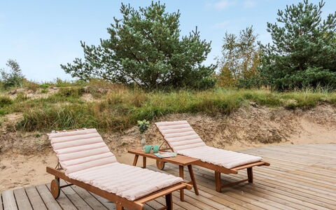 Merta: Arbusto, Urban Design, Groundcover, Brick, Appartamento, Estate, Muratura, Balcone, Landscaping