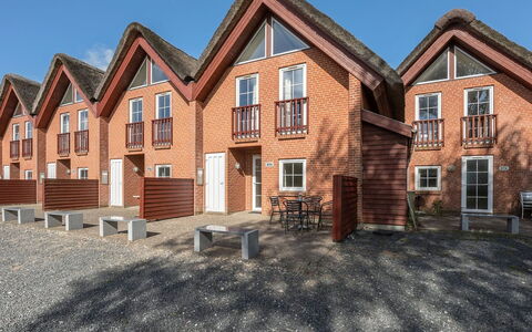 Deljan - 3.5Km from the Sea: Arbusto, Urban Design, Groundcover, Brick, Appartamento, Estate, Muratura, Balcone, Landscaping
