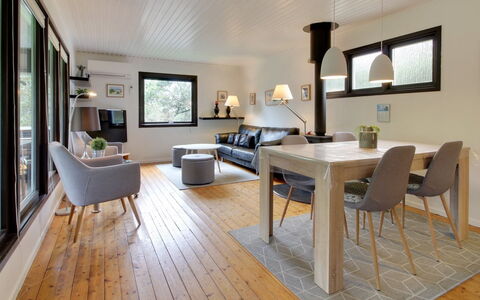 Hannu - 900M from the Sea: Mobilia, Interior Design, Pavimentazione, Legna, Pavimento, Divano, Soggiorno, Soffitto, Pavimento In Legno, Camera
