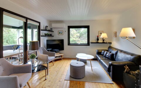 Hannu - 900M from the Sea: Mobilia, Interior Design, Pavimentazione, Divano, Pavimento, Parete, Soggiorno, Soffitto, Legna, Camera