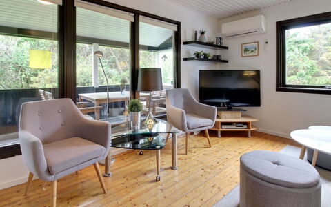 Hannu - 900M from the Sea: Mobilia, Interior Design, Pavimentazione, Legna, Divano, Pavimento, Soggiorno, Soffitto, Tavolo, Camera
