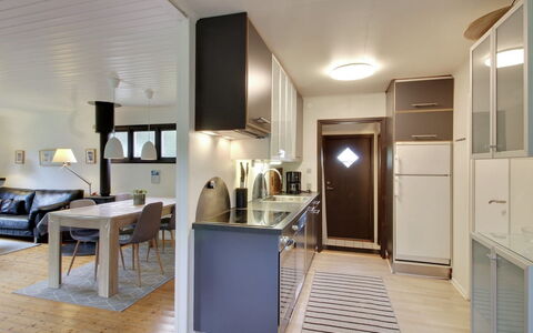 Hannu - 900M from the Sea: Interior Design, Cucina, Pavimentazione, Controsoffitto, Soffitto, Mobilia, Pavimento, Cabinetry, Camera, Lampada