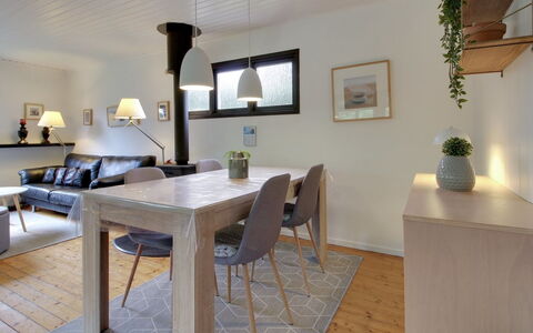 Hannu - 900M from the Sea: Mobilia, Interior Design, Pavimentazione, Parete, Pavimento, Legna, Sala Da Pranzo, Soffitto, Tavolo, Camera