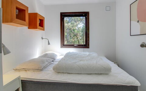 Hannu - 900M from the Sea: Letto, Camera Da Letto, Interior Design, Parete, Lenzuolo, Bedding, Legna, Pavimentazione, Pavimento, Camera