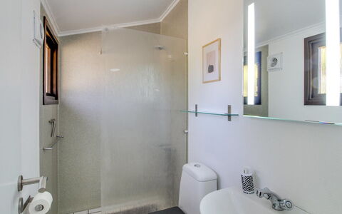 Hannu - 900M from the Sea: Idraulico Fixture, Bagno, Pavimentazione, Interior Design, Lavandino Del Bagno, Pavimento, Idraulico, Soffitto, Gabinetto, Lavello