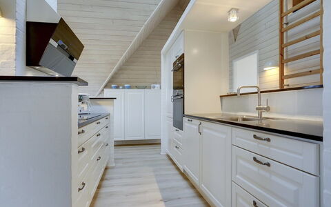 Ege - 200M from the Sea: Pavimentazione, Legna, Interior Design, Cucina, Soffitto, Controsoffitto, Pavimento, Pavimento In Legno, Cabinetry, Lampada