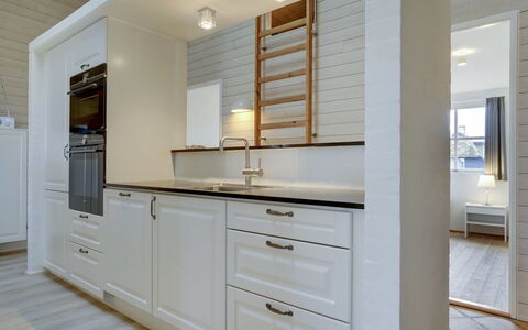 Ege - 200M from the Sea: Pavimentazione, Interior Design, Legna, Controsoffitto, Cabinetry, Pavimento, Cucina, Mobilia, Pavimento In Legno, Casa