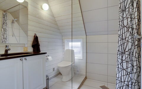 Ege - 200M from the Sea: Pavimentazione, Parete, Interior Design, Idraulico Fixture, Legna, Pavimento, Soffitto, Bagno, Lampada, Architettura