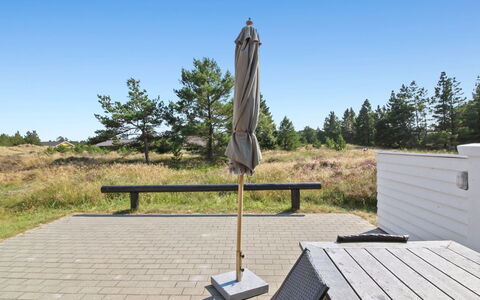Gerdis - 1.6Km from the Sea: Architettura, Tetto, Casa, Materiale Composito, Illuminazione Diurna, Raccordo, Driveway