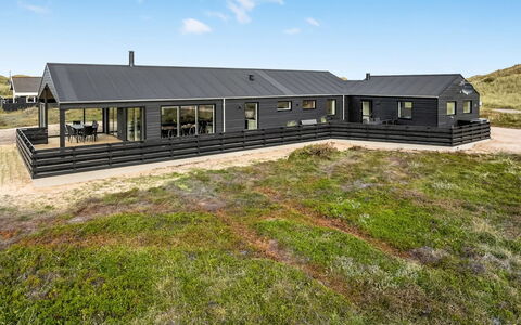 Birger - 300M from the Sea: Arbusto, Urban Design, Groundcover, Brick, Appartamento, Estate, Muratura, Balcone, Landscaping