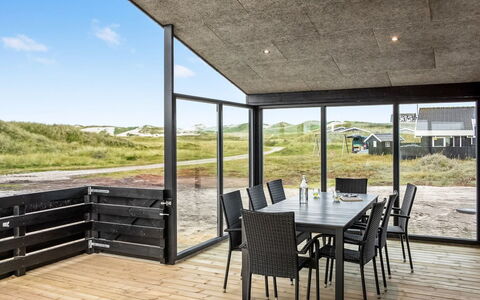Birger - 300M from the Sea: Arbusto, Urban Design, Groundcover, Brick, Appartamento, Estate, Muratura, Balcone, Landscaping