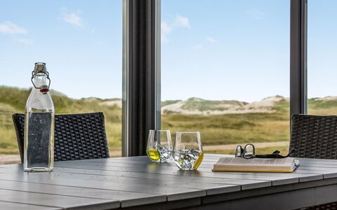 Birger - 300M from the Sea: Arbusto, Urban Design, Groundcover, Brick, Appartamento, Estate, Muratura, Balcone, Landscaping